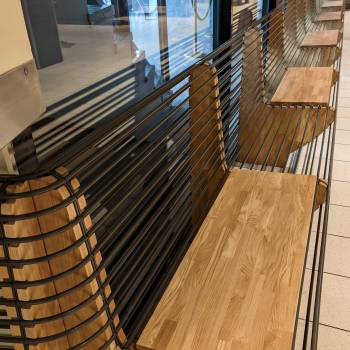 Masīva ozola un krāsota metāla soli Stockmann universālveikalā