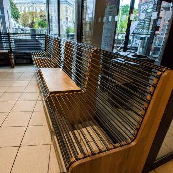 Masīva ozola un krāsota metāla soli Stockmann universālveikalā